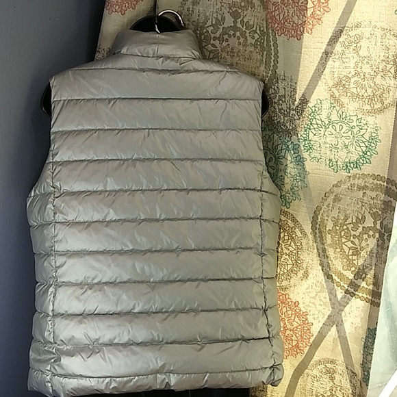 GAP MEDIUM SILVER PUFFER VEST - Picture 2 of 10